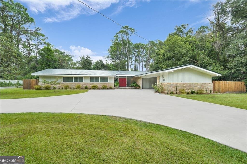 3 bedroom, 3.5 bathroom, 2,734 sq ft single family residence sold at 120 Park Lane, Jesup, GA 31546