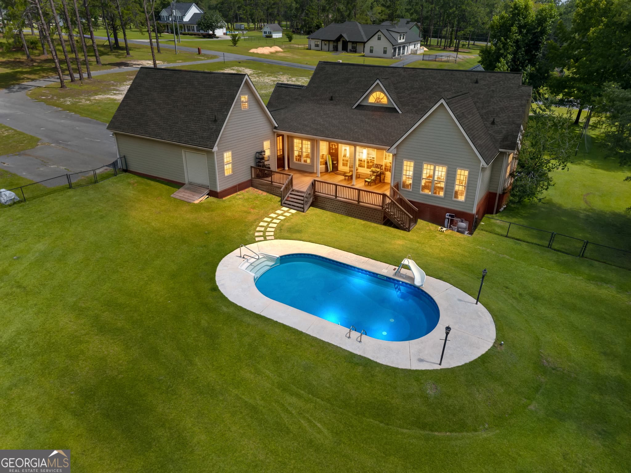 4 bedroom, 3.5 bathroom, 3,190 sq ft single family residence under contract at 220 Pinewood Drive, Vidalia, GA 30474 — photo 3