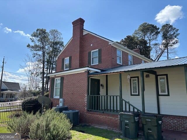 5 bedroom, 3 bathroom, 2,922 sq ft single family residence for sale at 39 E Calhoun Street, Wadley, GA 30477 — photo 4