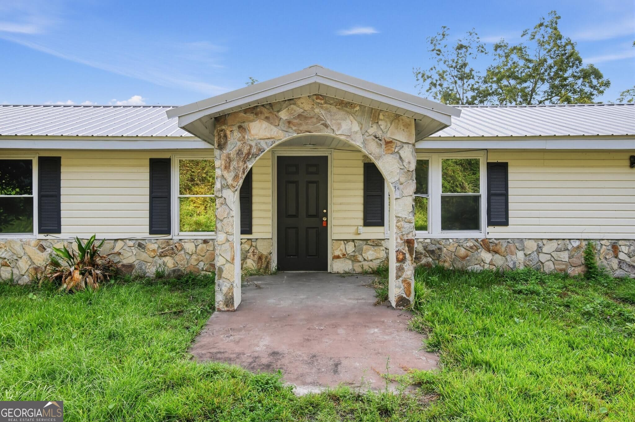 3 bedroom, 2 bathroom, 1,260 sq ft single family residence for sale at 2519 6th Avenue, Waycross, GA 31503 — photo 2