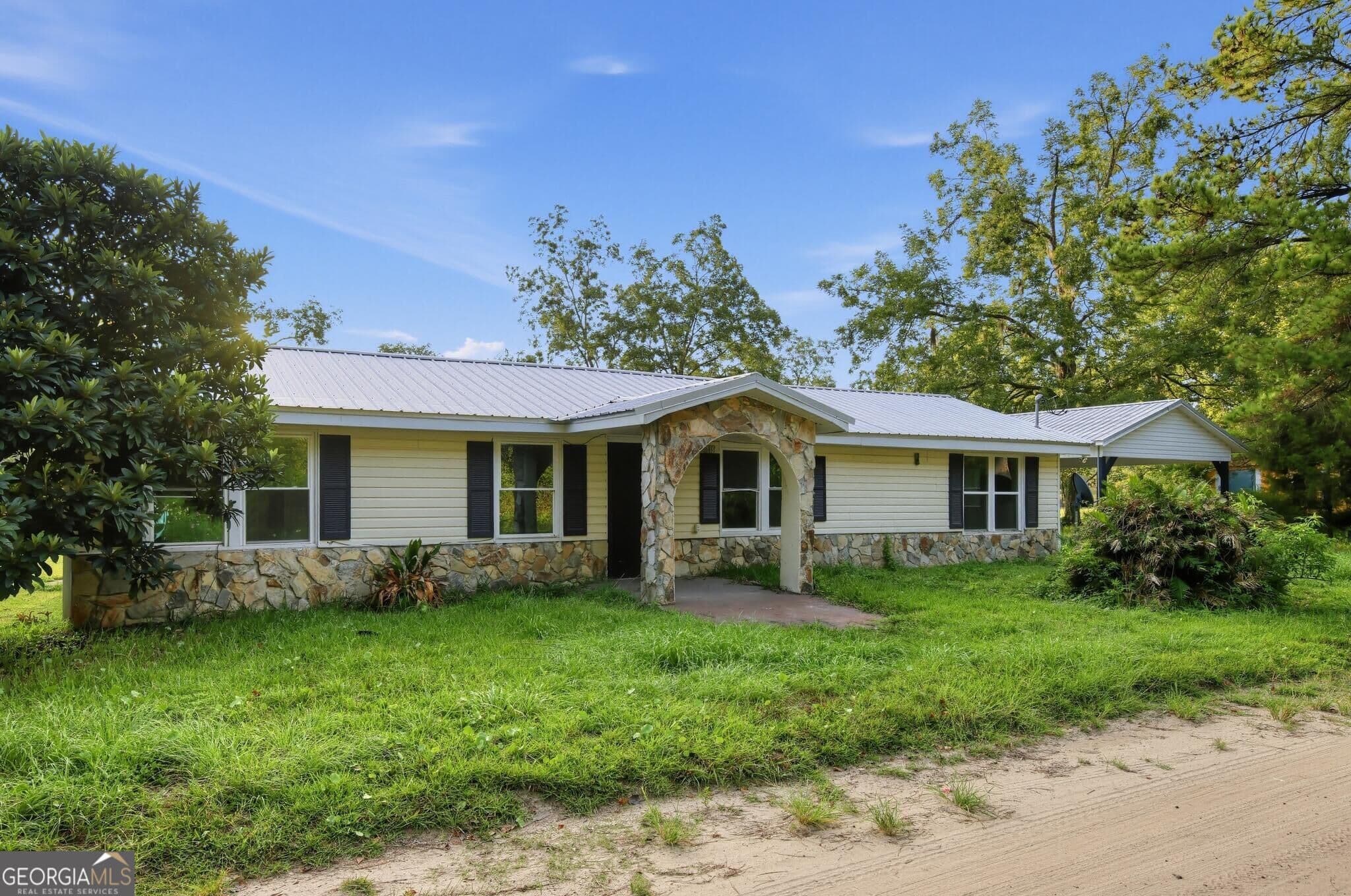 3 bedroom, 2 bathroom, 1,260 sq ft single family residence for sale at 2519 6th Avenue, Waycross, GA 31503