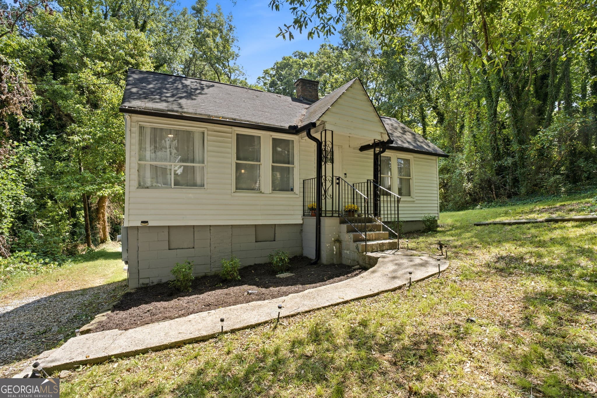 2 bedroom, 1 bathroom, 808 sq ft single family residence for sale at 3383 Lawrence Street, Scottdale, GA 30079 — photo 2