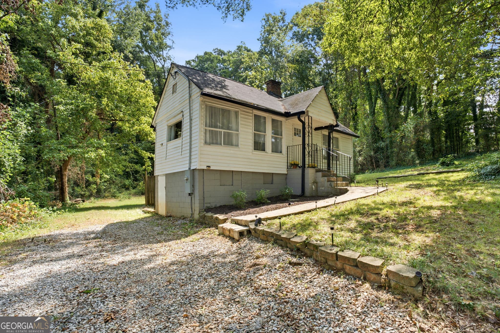 2 bedroom, 1 bathroom, 808 sq ft single family residence for sale at 3383 Lawrence Street, Scottdale, GA 30079 — photo 3