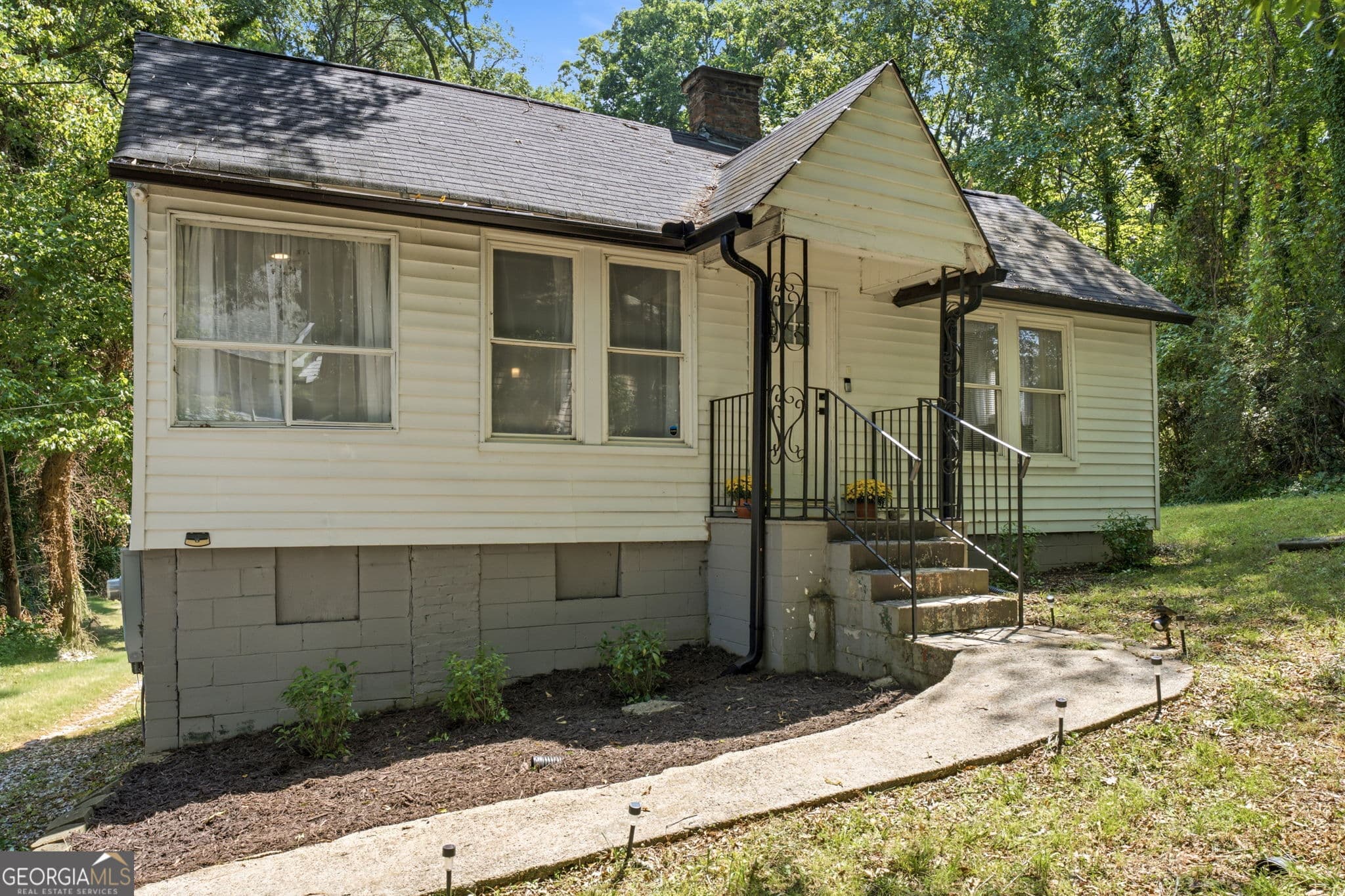 2 bedroom, 1 bathroom, 808 sq ft single family residence for sale at 3383 Lawrence Street, Scottdale, GA 30079