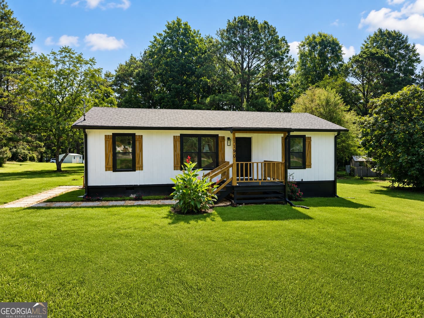 3 bedroom, 1 bathroom, 960 sq ft single family residence for sale at 1190 Johnson Road, Senoia, GA 30276 — photo 1 of 21
