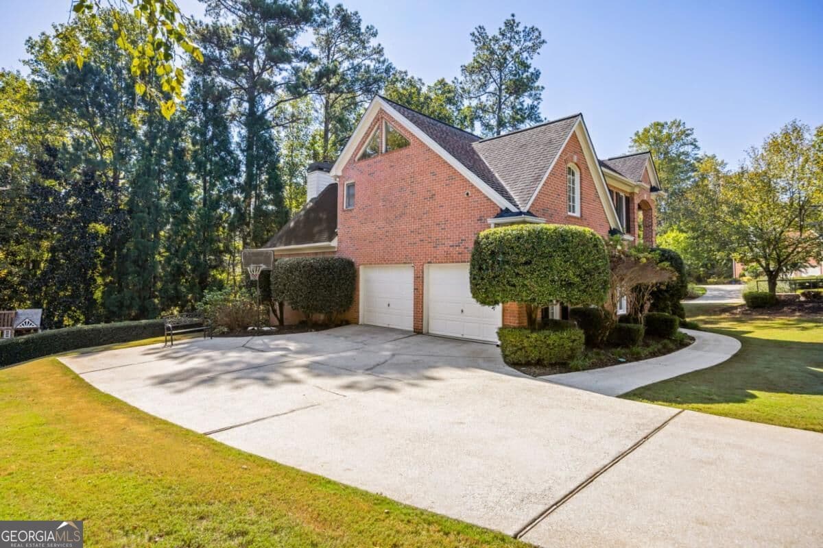 4 bedroom, 3.5 bathroom, 3,418 sq ft single family residence for sale at 720 Vinings Estates Drive, Smyrna, GA 30126 — photo 3