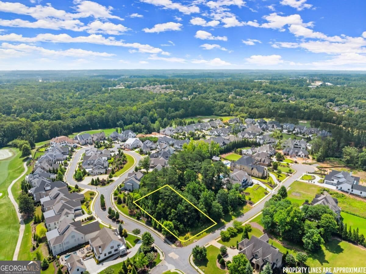5 bedroom, 5.5 bathroom, 5,000 sq ft single family residence for sale at 5011 Kings Close, Alpharetta, GA 30004 — photo 7