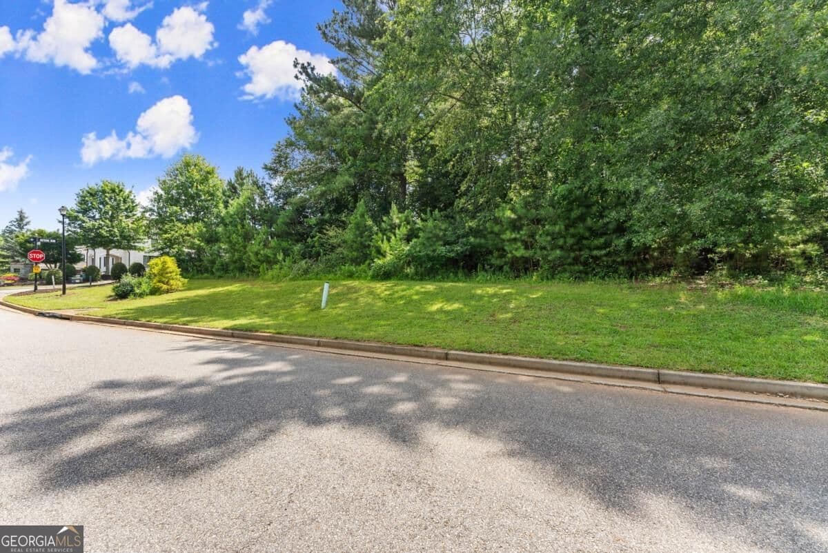 5 bedroom, 5.5 bathroom, 5,000 sq ft single family residence for sale at 5011 Kings Close, Alpharetta, GA 30004 — photo 9