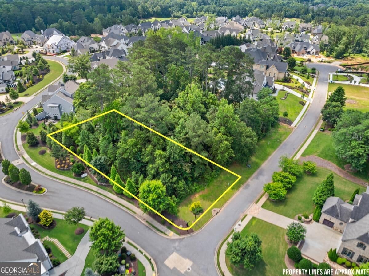 5 bedroom, 5.5 bathroom, 5,000 sq ft single family residence for sale at 5011 Kings Close, Alpharetta, GA 30004 — photo 8