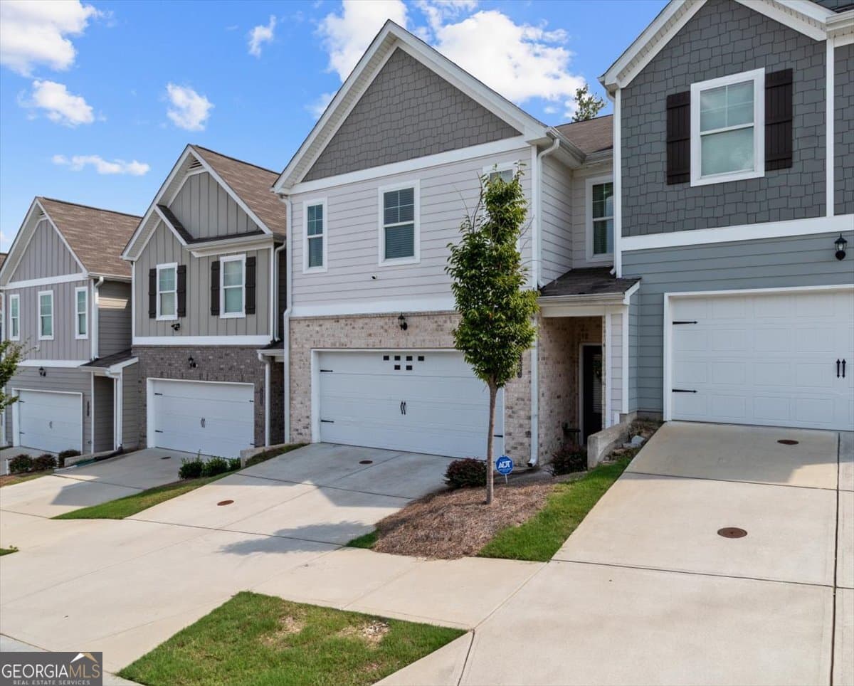 3 bedroom, 2.5 bathroom, 1,811 sq ft condominium for sale at 7503 Knoll Hollow Road, Lithonia, GA 30058 — photo 2