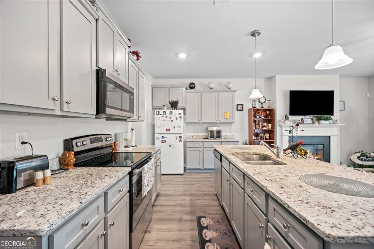 3 bedroom, 2.5 bathroom, 1,811 sq ft condominium for sale at 7503 Knoll Hollow Road, Lithonia, GA 30058 — photo 6