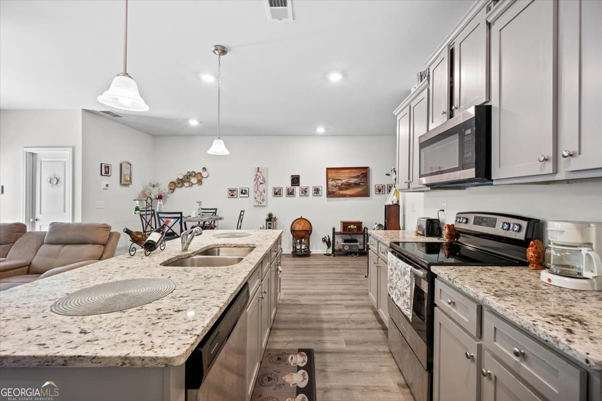 3 bedroom, 2.5 bathroom, 1,811 sq ft condominium for sale at 7503 Knoll Hollow Road, Lithonia, GA 30058 — photo 7