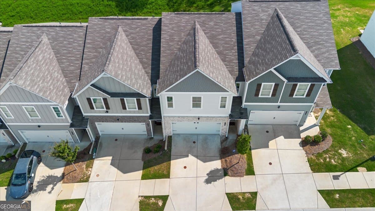 3 bedroom, 2.5 bathroom, 1,811 sq ft condominium for sale at 7503 Knoll Hollow Road, Lithonia, GA 30058 — photo 3