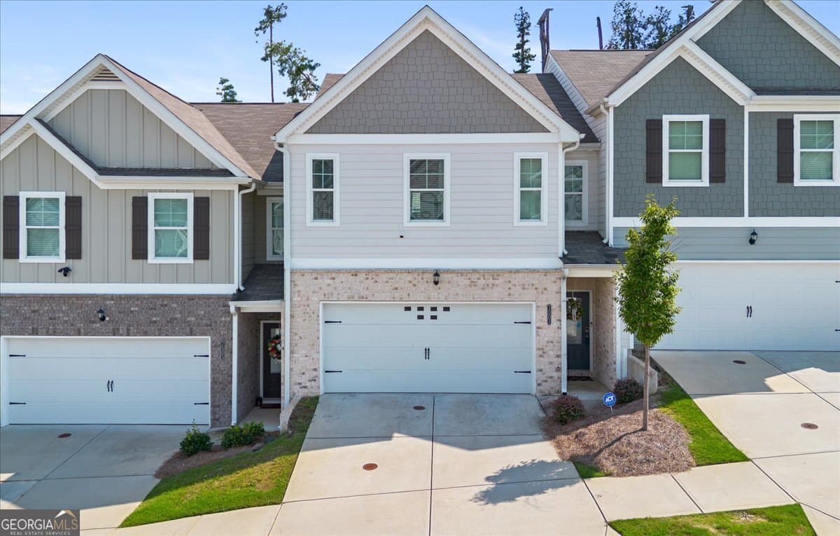 3 bedroom, 2.5 bathroom, 1,811 sq ft condominium for sale at 7503 Knoll Hollow Road, Lithonia, GA 30058