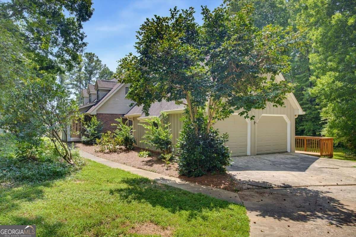 4 bedroom, 2.5 bathroom, 2,057 sq ft single family residence for sale at 435 NW Stonehenge Drive, Marietta, GA 30064 — photo 2