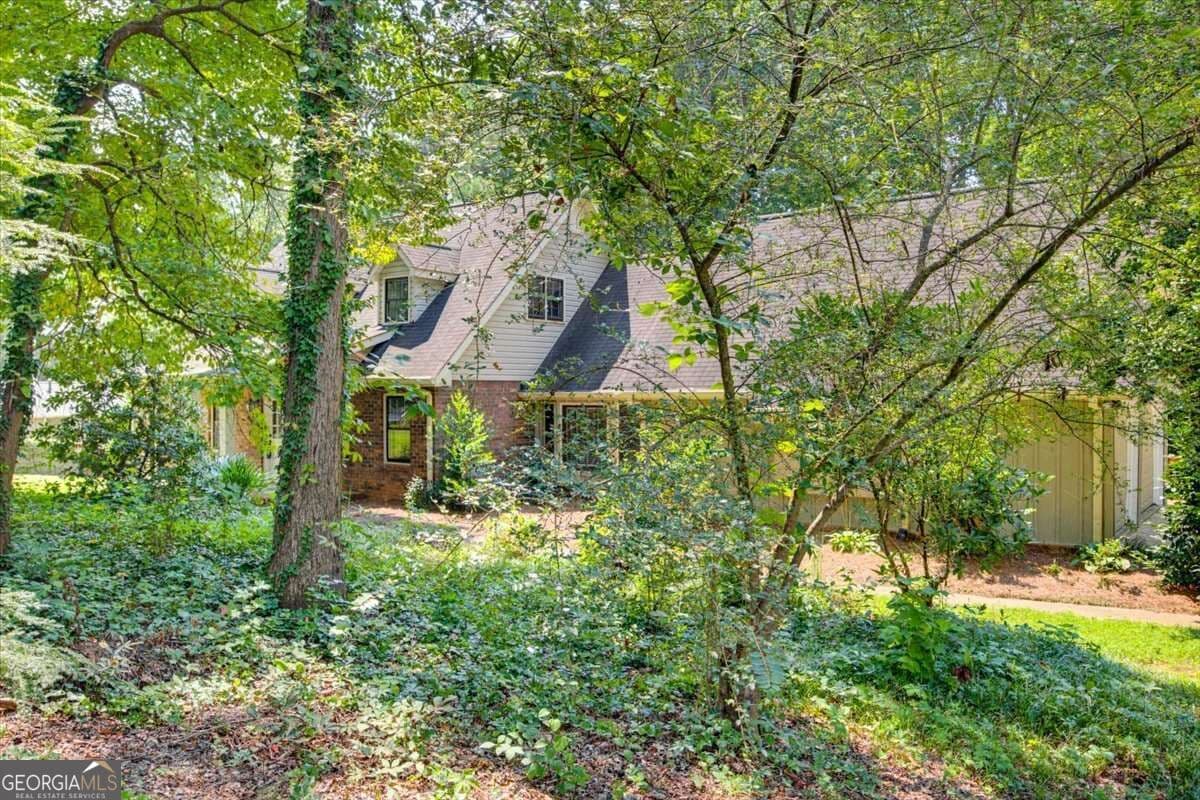 4 bedroom, 2.5 bathroom, 2,057 sq ft single family residence for sale at 435 NW Stonehenge Drive, Marietta, GA 30064 — photo 3