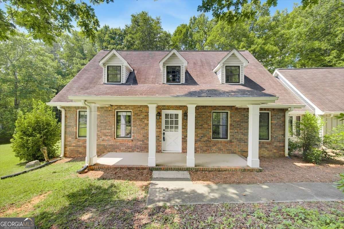 4 bedroom, 2.5 bathroom, 2,057 sq ft single family residence for sale at 435 NW Stonehenge Drive, Marietta, GA 30064 — photo 4