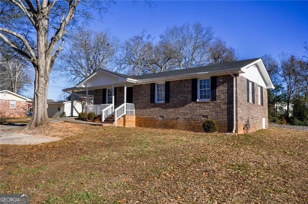 3 bedroom, 1 bathroom, 1,162 sq ft single family residence for sale at 200 Capitol Avenue, Winder, GA 30680 — photo 2