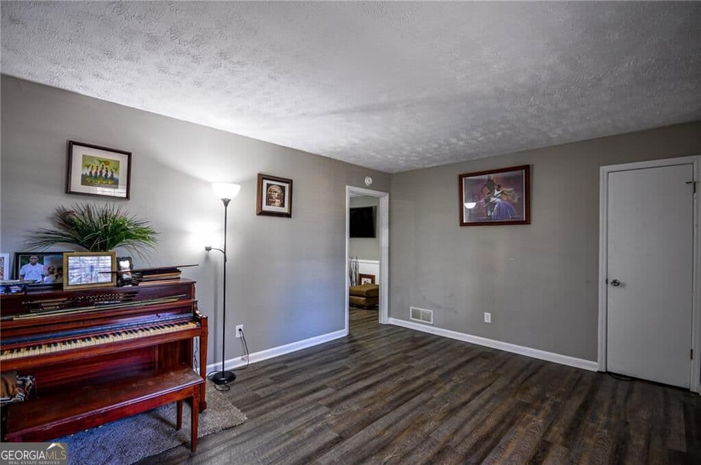 3 bedroom, 1 bathroom, 1,162 sq ft single family residence for sale at 200 Capitol Avenue, Winder, GA 30680 — photo 5