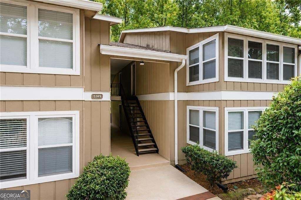 2 bedroom, 1 bathroom, 1,051 sq ft condominium for sale at 5149 Roswell Road 1, Atlanta, GA 30342 — photo 2