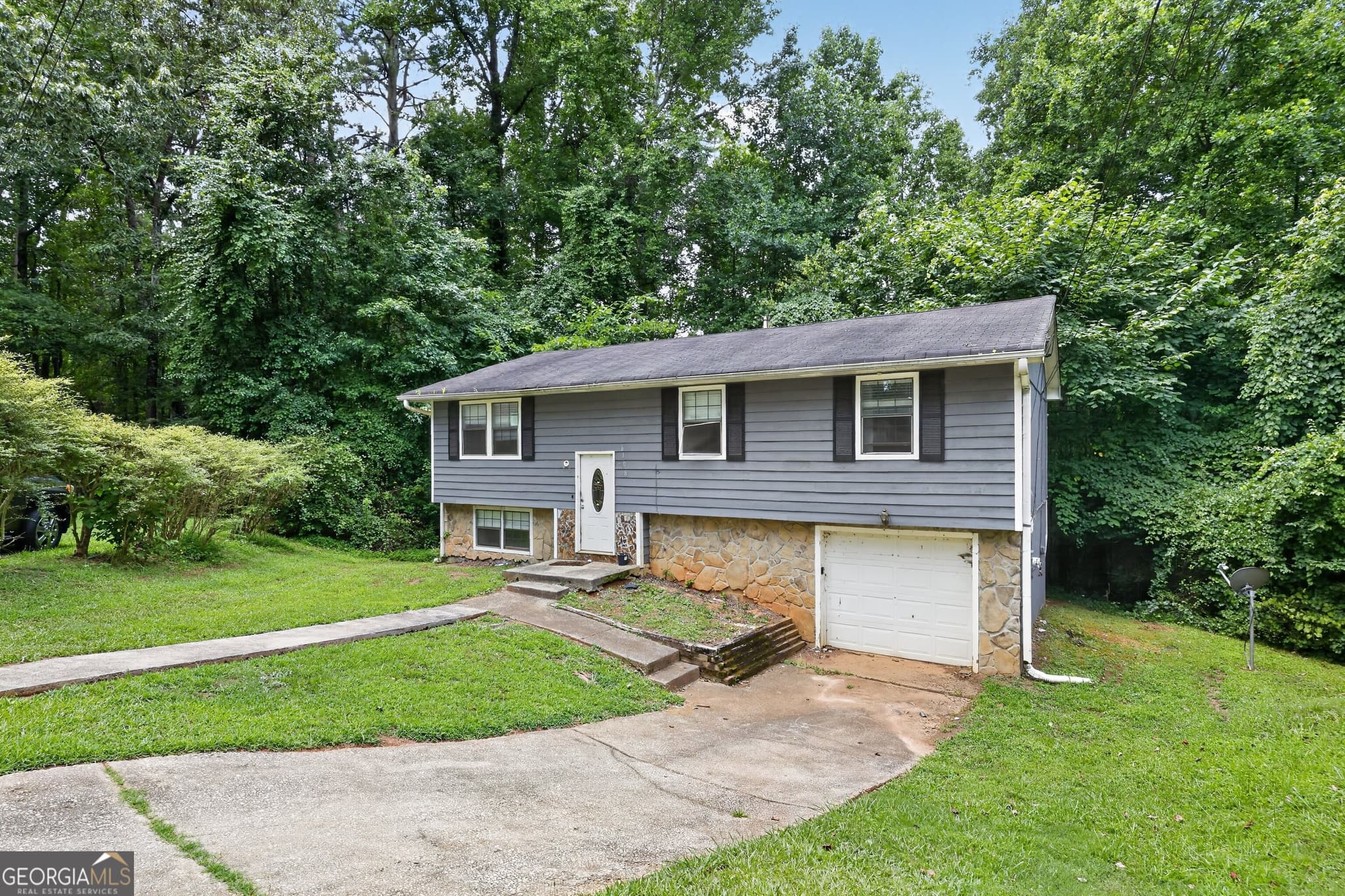 4 bedroom, 2 bathroom, 1,392 sq ft single family residence for sale at 6108 Cherokee Valley Way, Lithonia, GA 30058 — photo 3
