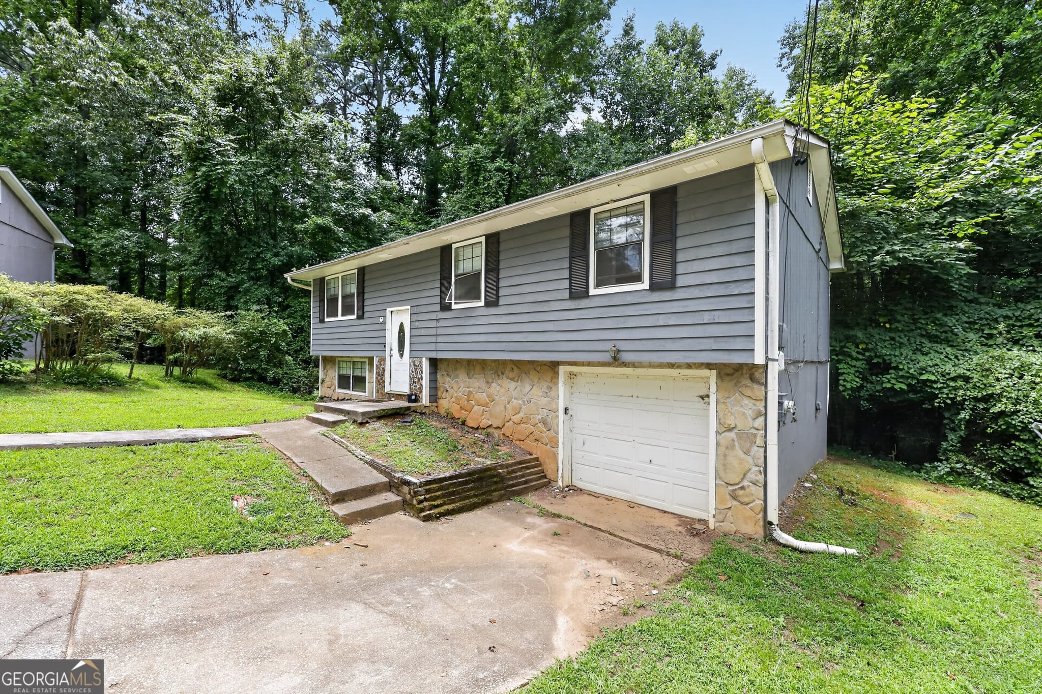 4 bedroom, 2 bathroom, 1,392 sq ft single family residence for sale at 6108 Cherokee Valley Way, Lithonia, GA 30058 — photo 4