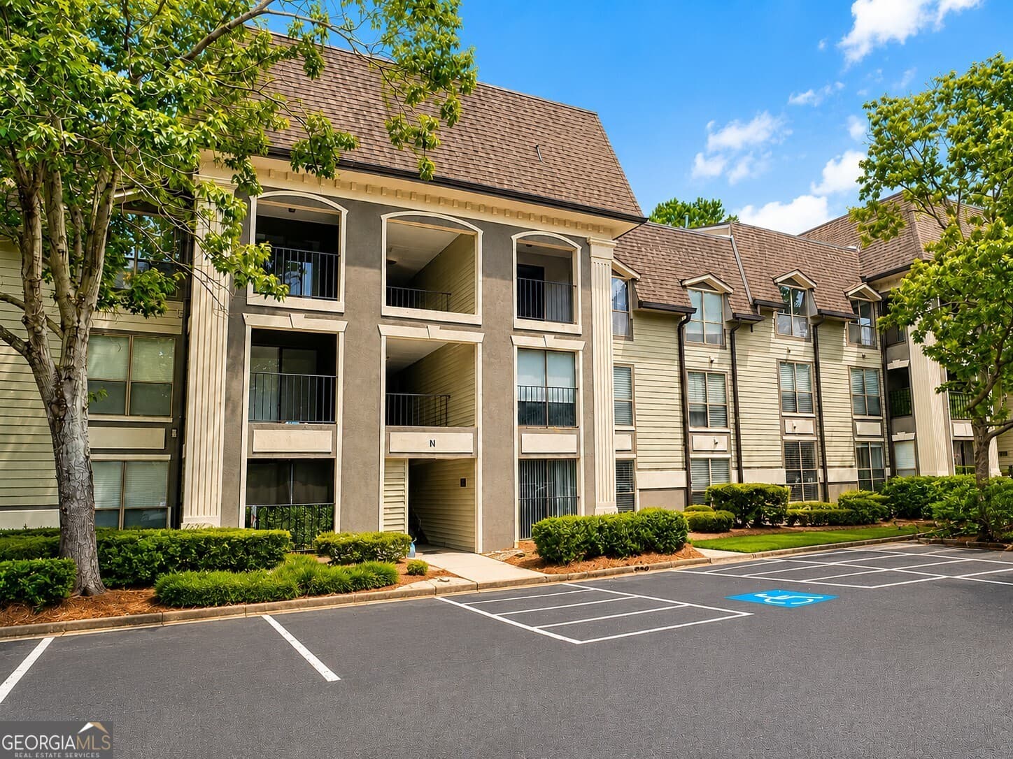 2 bedroom, 2 bathroom, 949 sq ft condominium for sale at 2657 Lenox Road APT 181, Atlanta, GA 30324 — photo 3