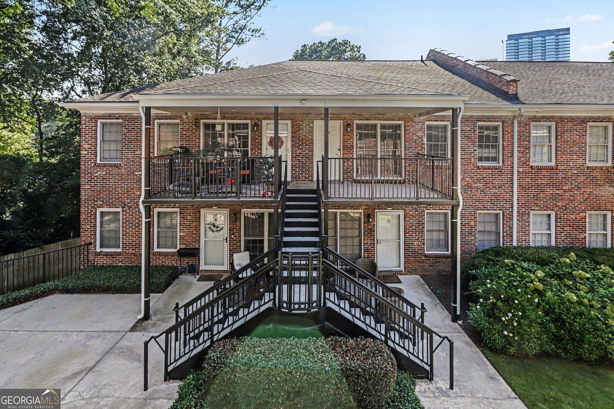 2 bedroom, 2 bathroom, 1,090 sq ft condominium for sale at 3675 Peachtree Road 34, Atlanta, GA 30319 — photo 2