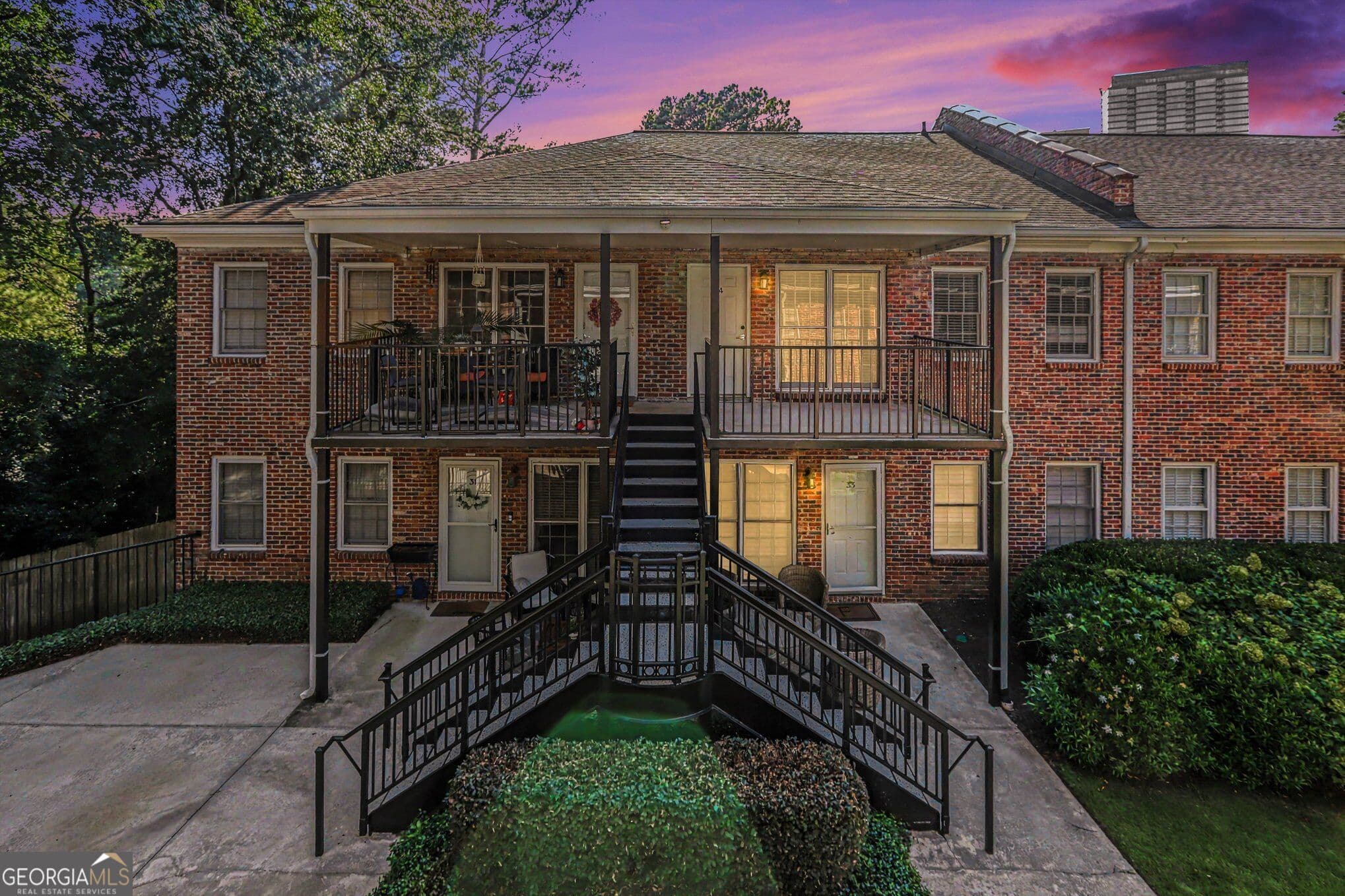 2 bedroom, 2 bathroom, 1,090 sq ft condominium for sale at 3675 Peachtree Road 34, Atlanta, GA 30319 — photo 1 of 25