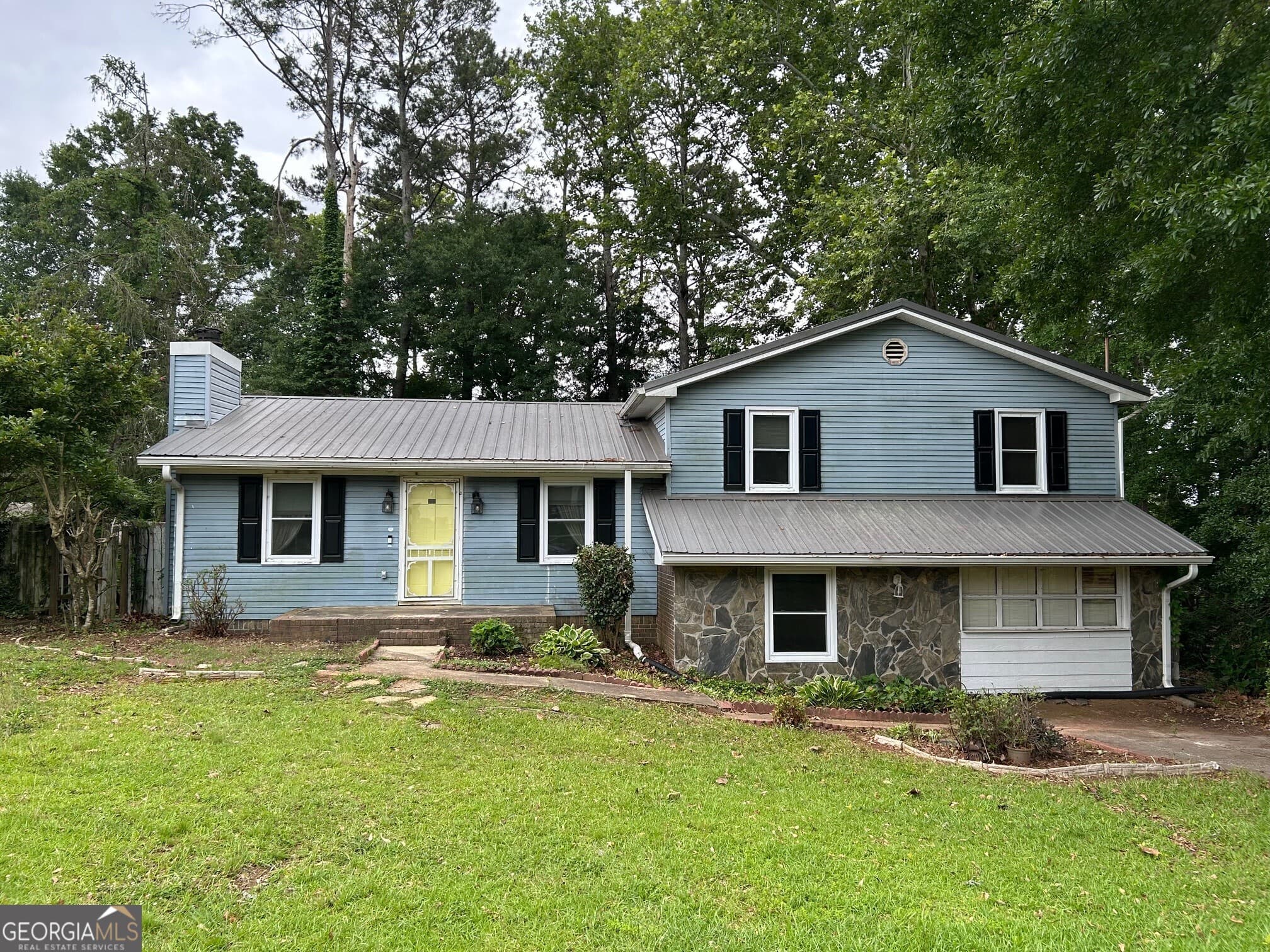 3 bedroom, 2 bathroom, 2,576 sq ft single family residence sold at 76 West Wedgewood Circle, Newnan, GA 30263