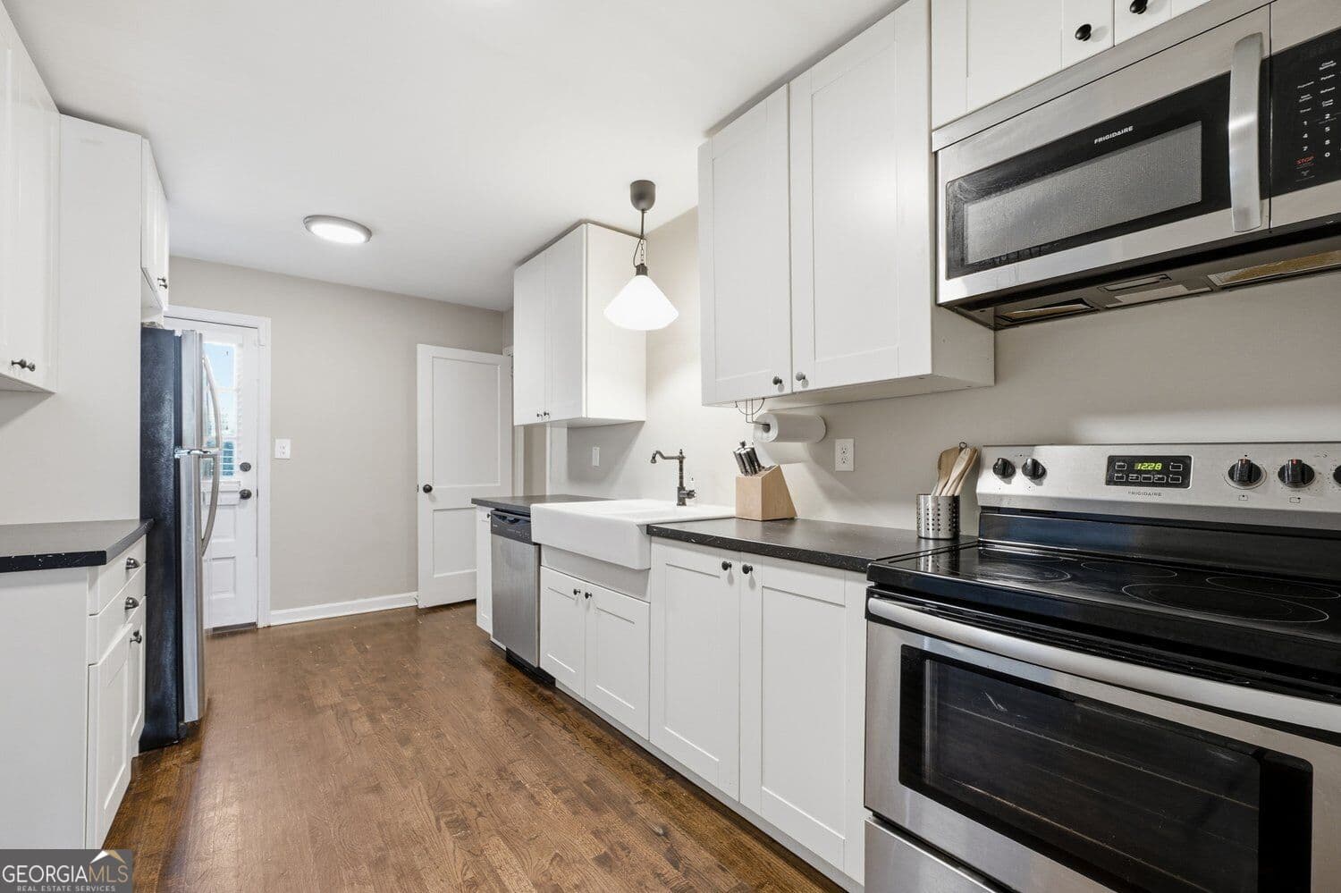 3 bedroom, 2 bathroom, 1,927 sq ft single family residence for sale at 1035 Dell Avenue, Smyrna, GA 30080 — photo 5