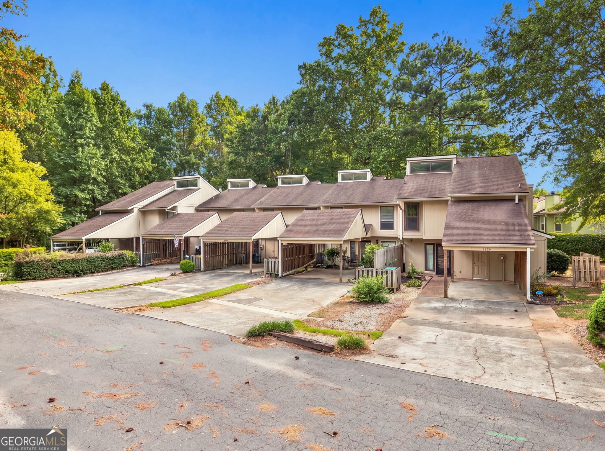 4 bedroom, 2.5 bathroom, 1,902 sq ft townhouse for sale at 6340 Brandywine Trail, Peachtree Corners, GA 30092 — photo 2