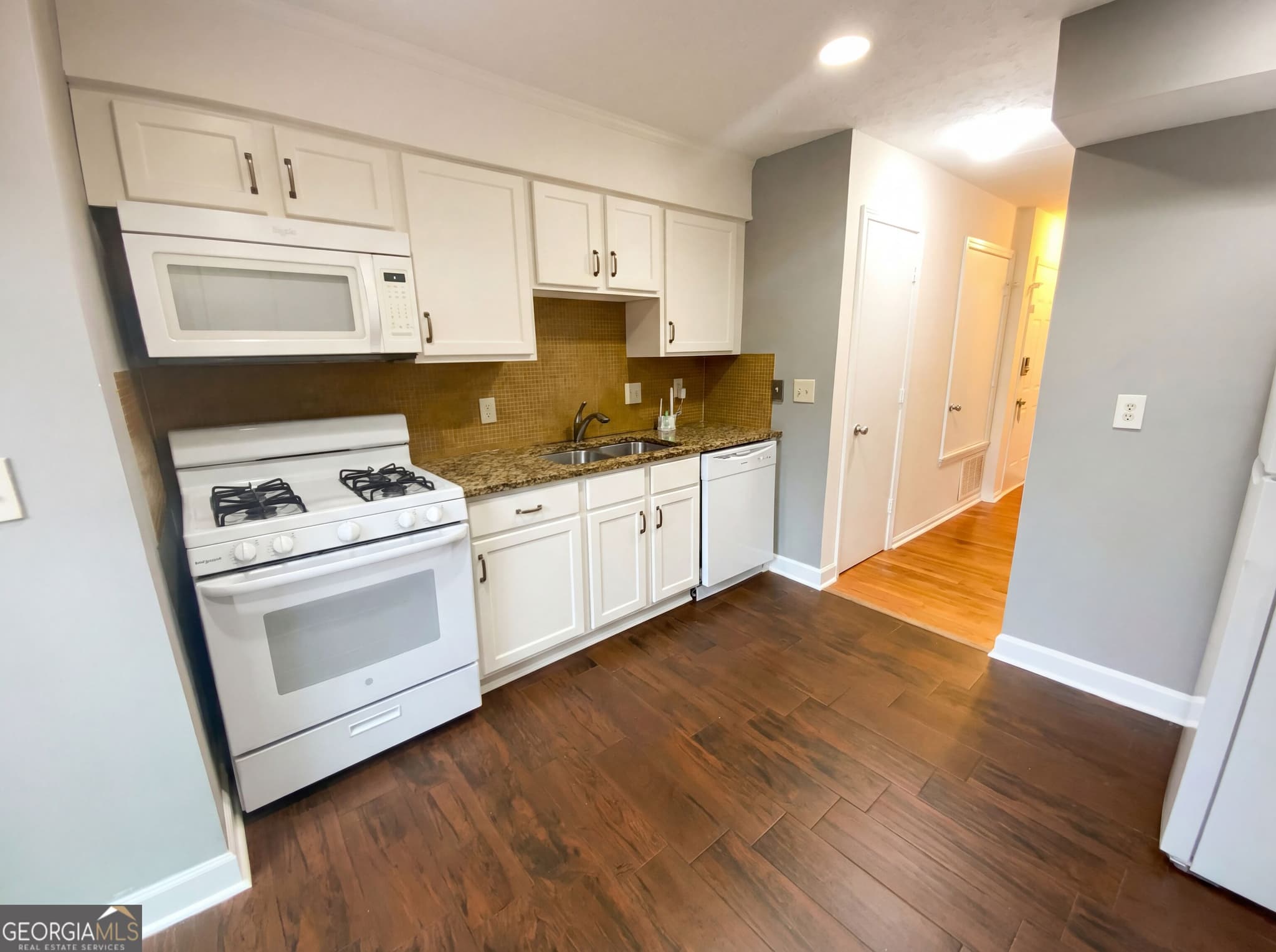 2 bedroom, 2 bathroom, 908 sq ft condominium for sale at 311 Quail Run, Roswell, GA 30076 — photo 2