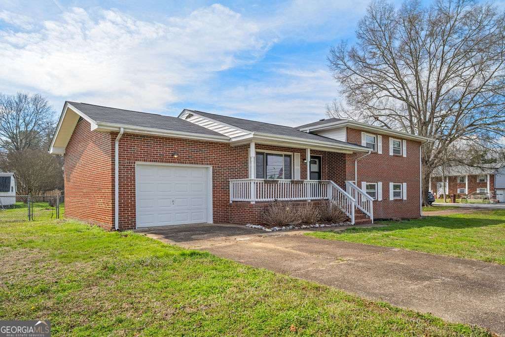 3 bedroom, 2 bathroom, 1,225 sq ft single family residence for sale at 31 Jackson Way, Fort Oglethorpe, GA 30742 — photo 3