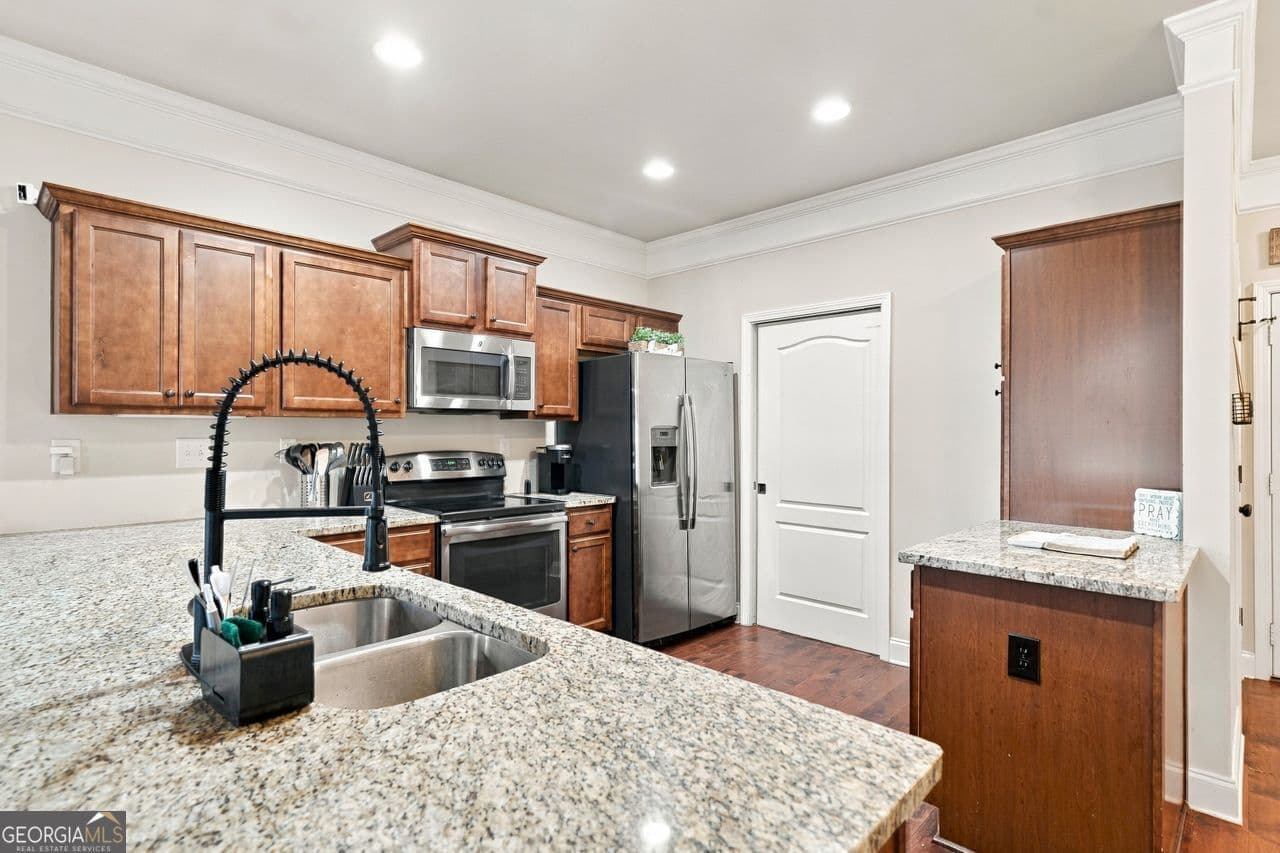 3 bedroom, 2.5 bathroom, 1,770 sq ft townhouse for sale at 2849 Fox Bridge Court, Gainesville, GA 30504 — photo 6