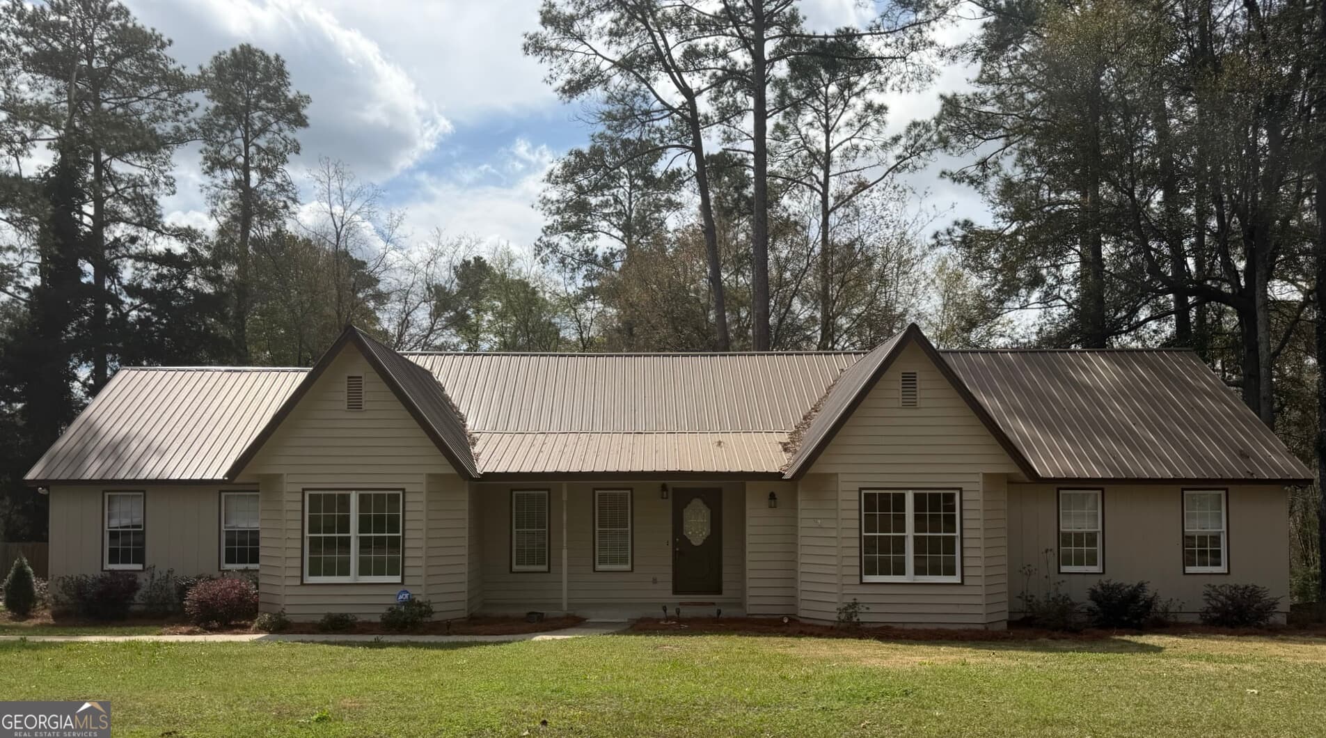 5 bedroom, 2 bathroom, 2,400 sq ft single family residence for sale at 311 Overlook Drive, Montezuma, GA 31063 — photo 1 of 26