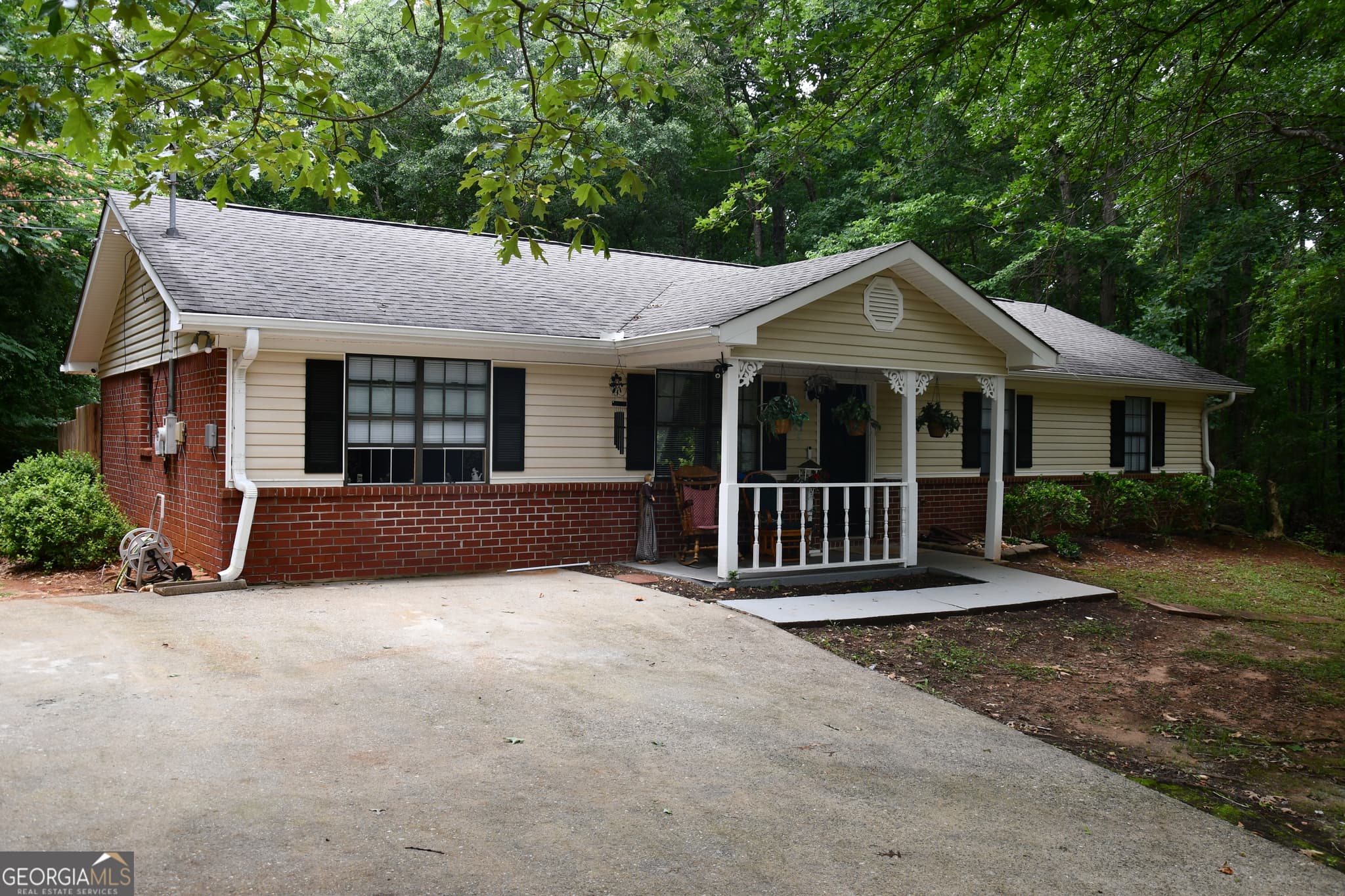 3 bedroom, 2 bathroom, 1,050 sq ft single family residence sold at 1070 S Ola Road, Mcdonough, GA 30252