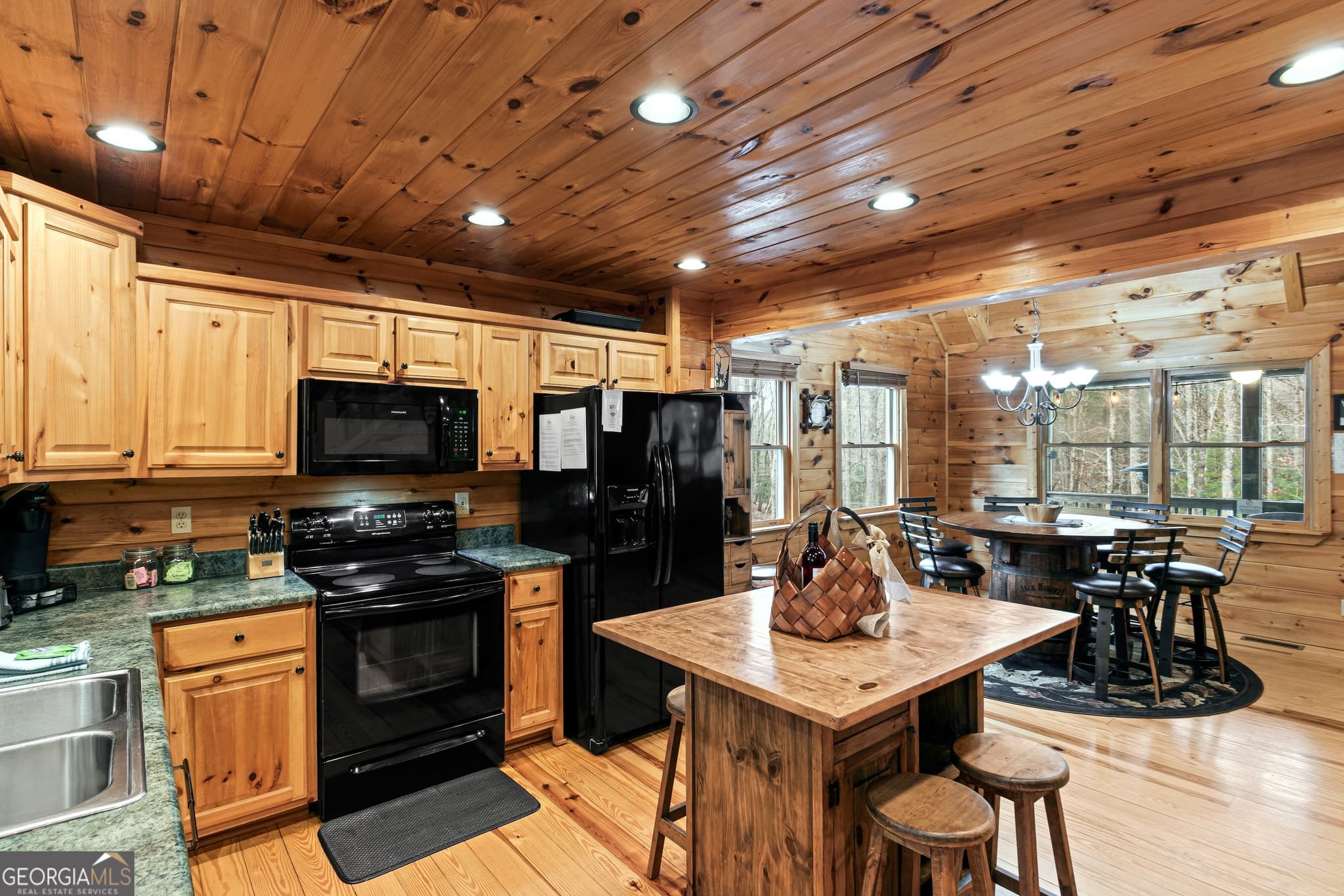 3 bedroom, 3 bathroom, 1,680 sq ft cabin,single family residence for sale at 850 Mountain Lake Circle, Blue Ridge, GA 30513 — photo 3