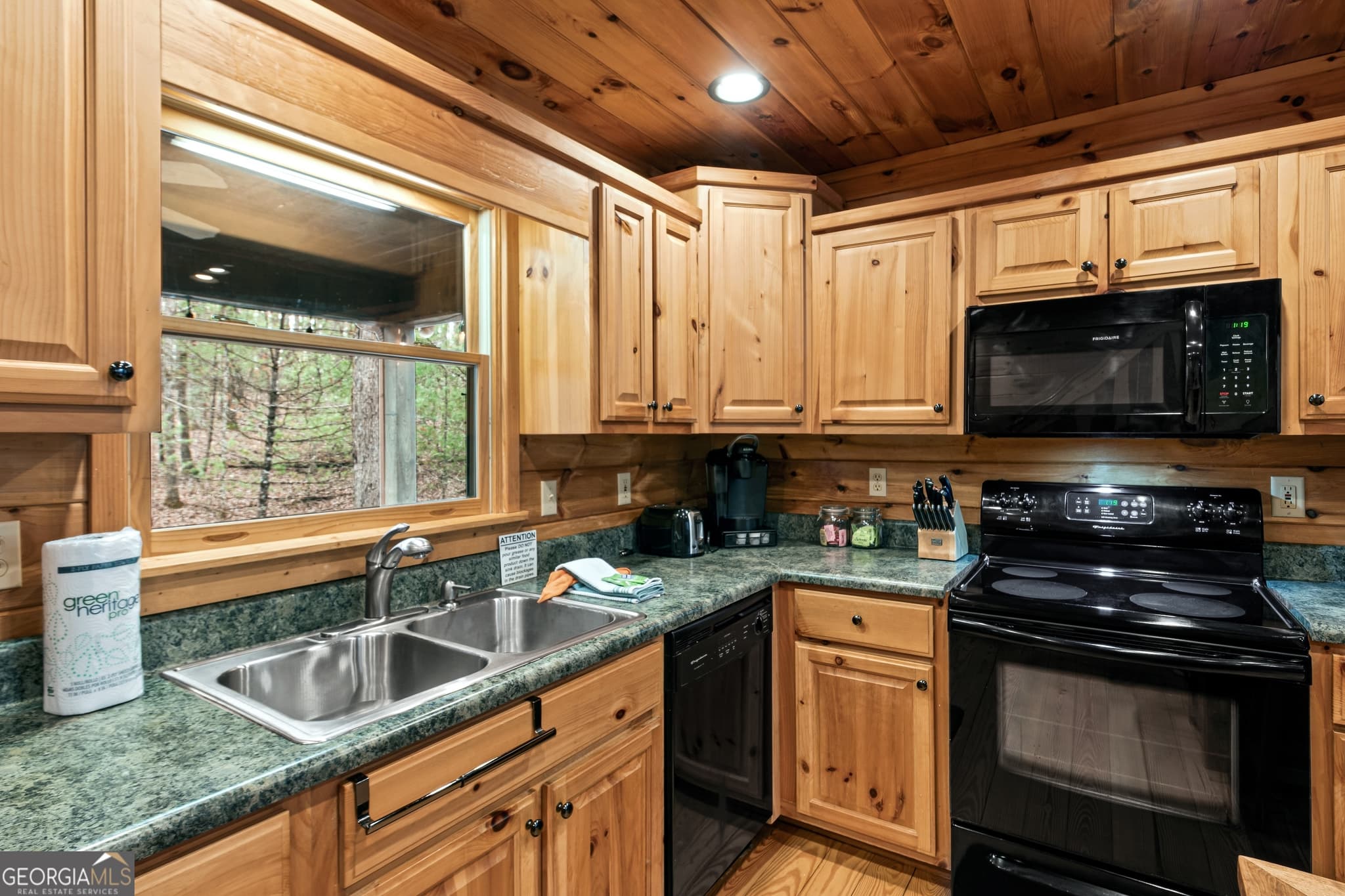 3 bedroom, 3 bathroom, 1,680 sq ft cabin,single family residence for sale at 850 Mountain Lake Circle, Blue Ridge, GA 30513 — photo 9