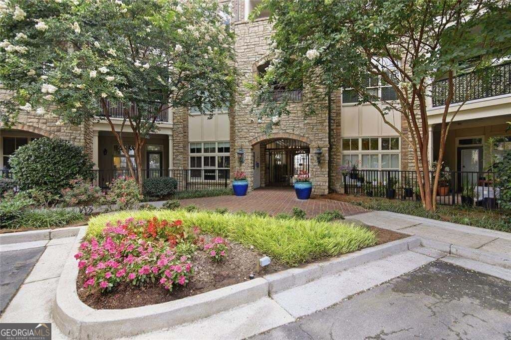 1 bedroom, 1 bathroom, 823 sq ft condominium for sale at 625 Piedmont Avenue 103, Atlanta, GA 30308 — photo 1 of 45