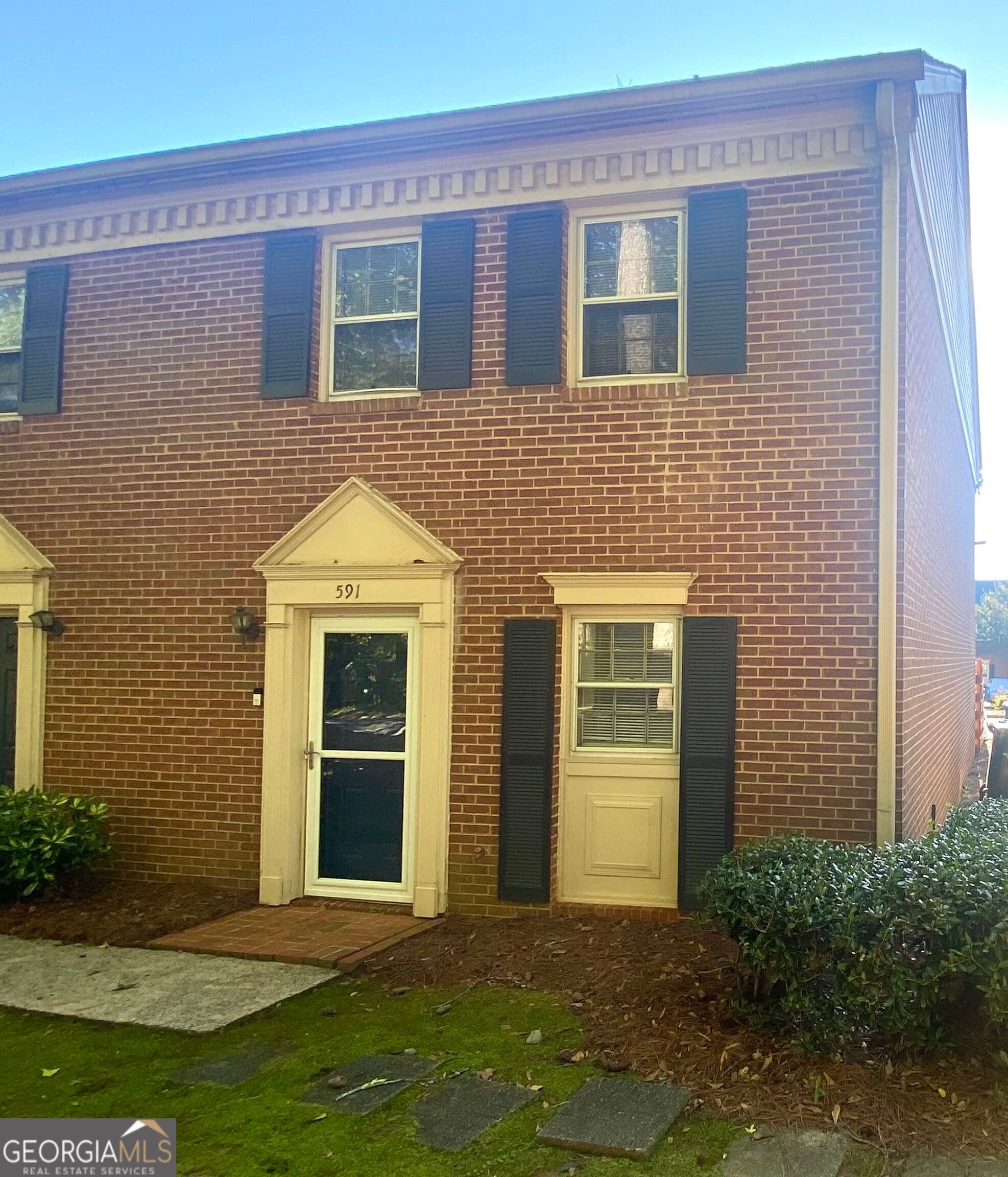 2 bedroom, 2.5 bathroom, 1,260 sq ft townhouse for rent at 591 Wedgewood Drive 591, Alpharetta, GA 30009 for $2,000 a month — photo 1 of 30