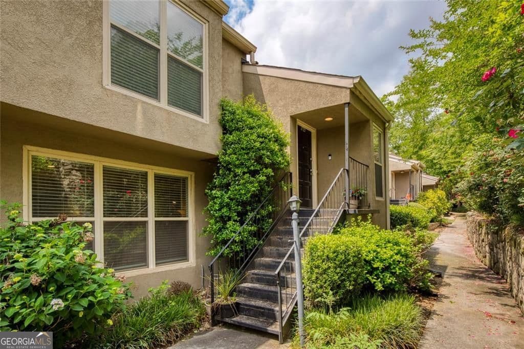 3 bedroom, 2.5 bathroom, 2,672 sq ft townhouse sold at 1722 Woodcliff Court, Atlanta, GA 30329