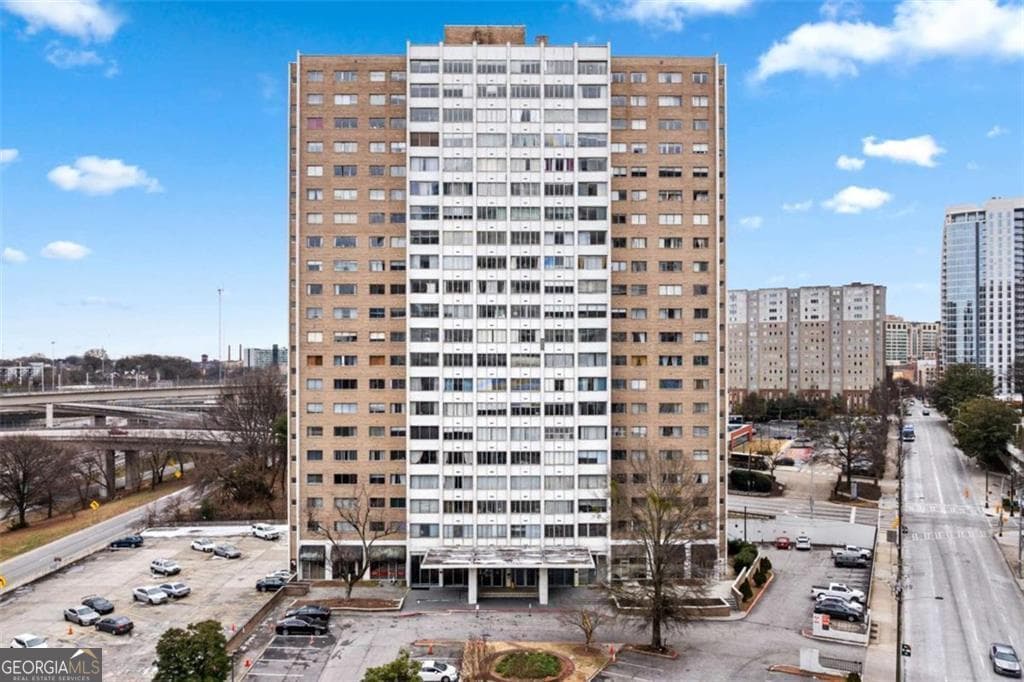1 bedroom, 1 bathroom, 850 sq ft condominium for sale at 215 Piedmont Avenue 702, Atlanta, GA 30308 — photo 3