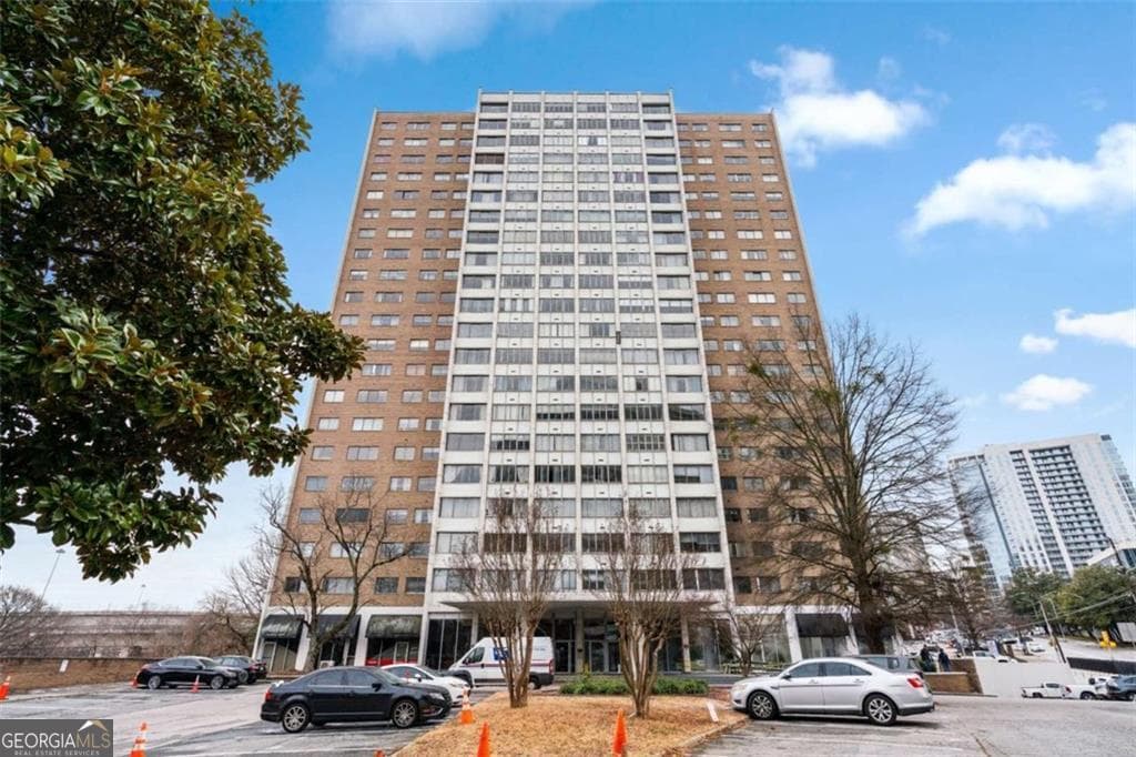 1 bedroom, 1 bathroom, 850 sq ft condominium for sale at 215 Piedmont Avenue 702, Atlanta, GA 30308 — photo 1 of 36