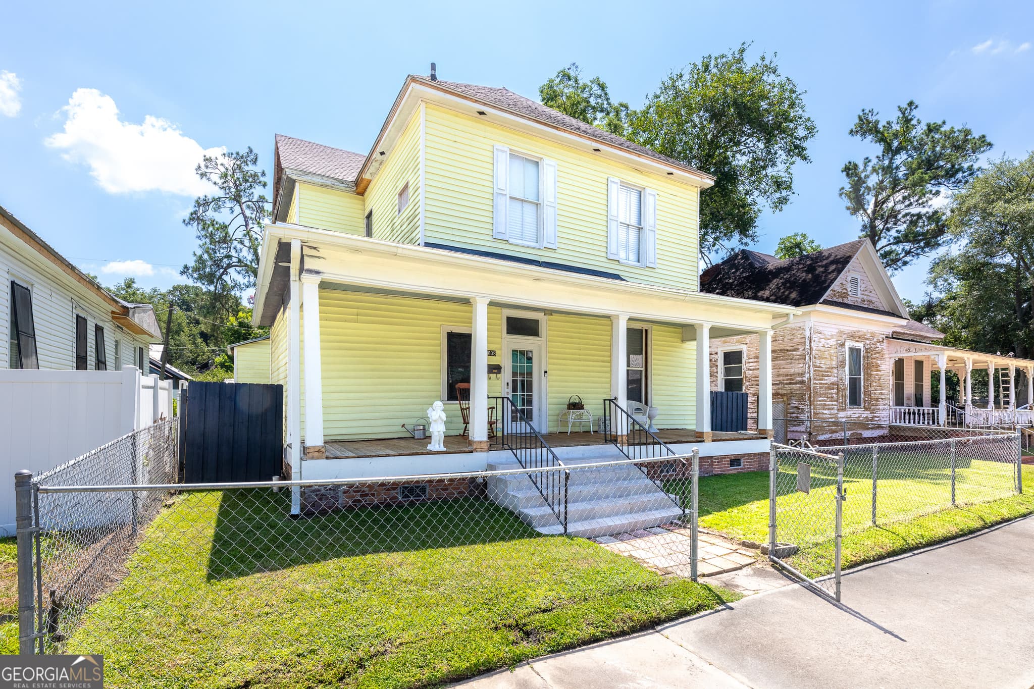 3 bedroom, 2 bathroom, 2,605 sq ft single family residence for sale at 608 Ware Street, Waycross, GA 31503 — photo 2