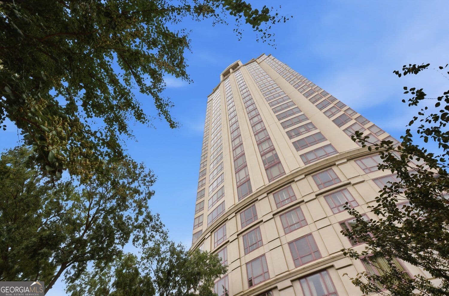 1 bedroom, 1.5 bathroom, 1,018 sq ft condominium for sale at 3475 Oak Valley Road 950, Atlanta, GA 30326 — photo 2