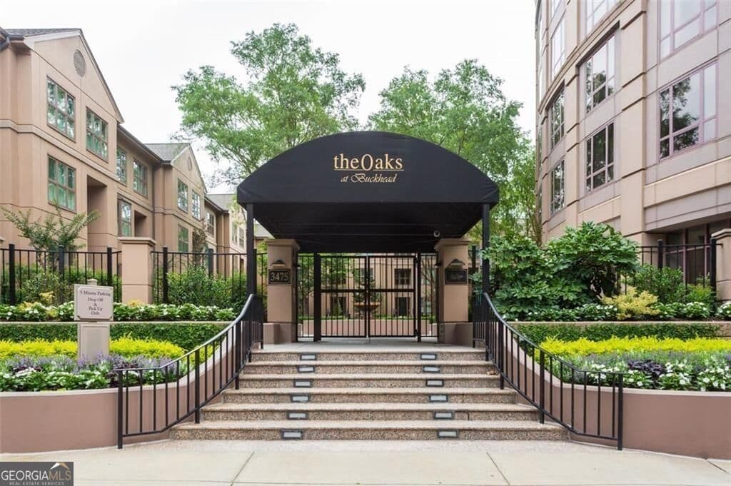 1 bedroom, 1.5 bathroom, 1,018 sq ft condominium for sale at 3475 Oak Valley Road 950, Atlanta, GA 30326 — photo 3