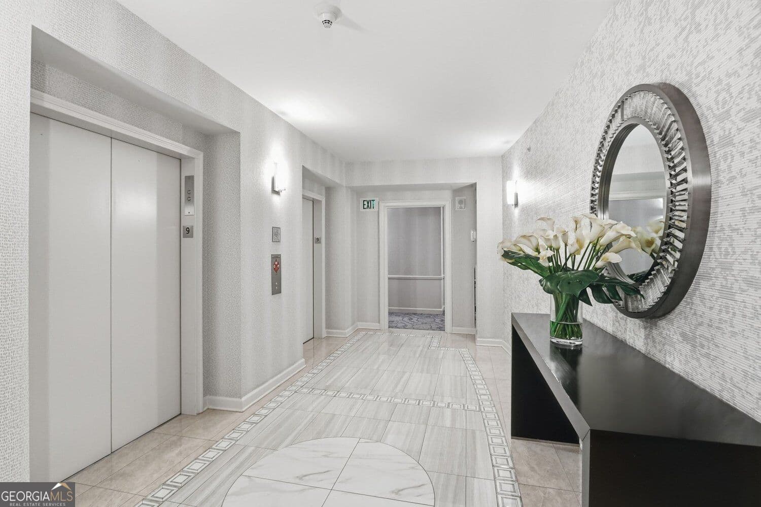 1 bedroom, 1.5 bathroom, 1,018 sq ft condominium for sale at 3475 Oak Valley Road 950, Atlanta, GA 30326 — photo 4