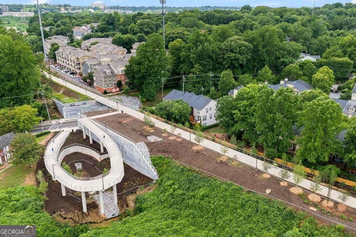 3 bedroom, 2.5 bathroom, 1,641 sq ft townhouse for sale at 855 Commonwealth Avenue, Atlanta, GA 30312 — photo 2