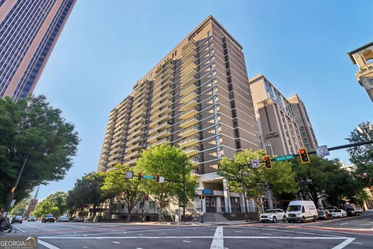 3 bedroom, 2 bathroom, 1,344 sq ft condominium for sale at 620 Peachtree Street 904, Atlanta, GA 30308 — photo 1 of 60